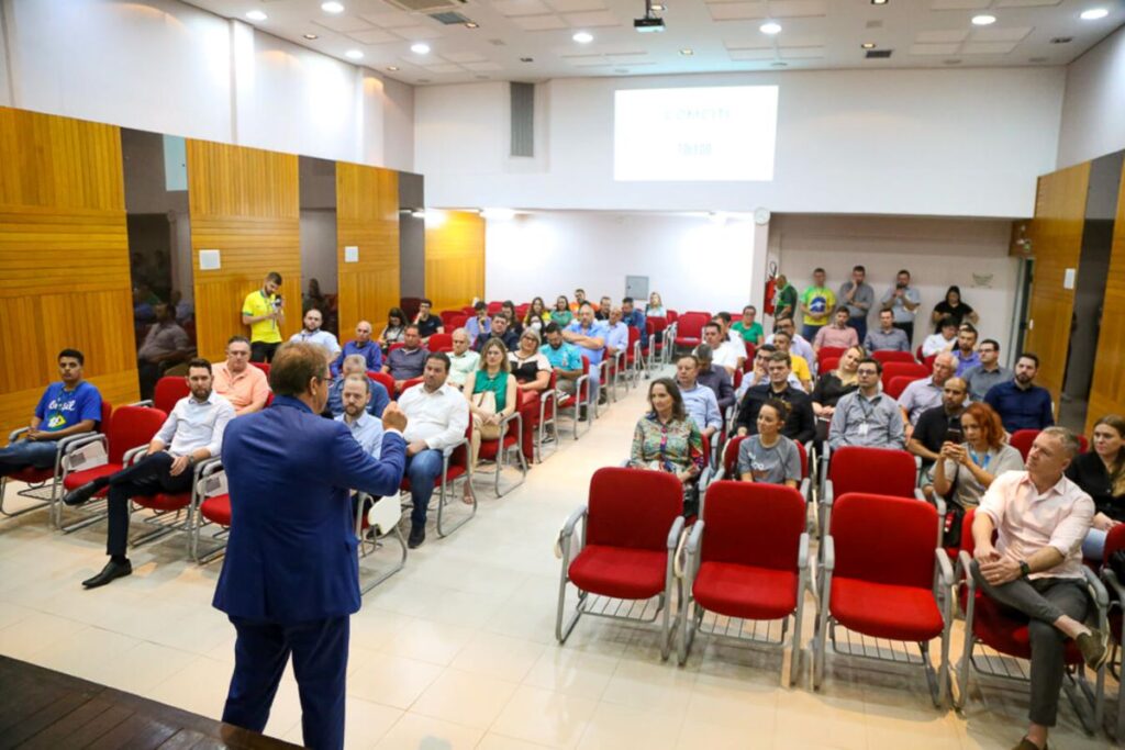 Prefeitura e Câmara recebem Plano Municipal de Inovação