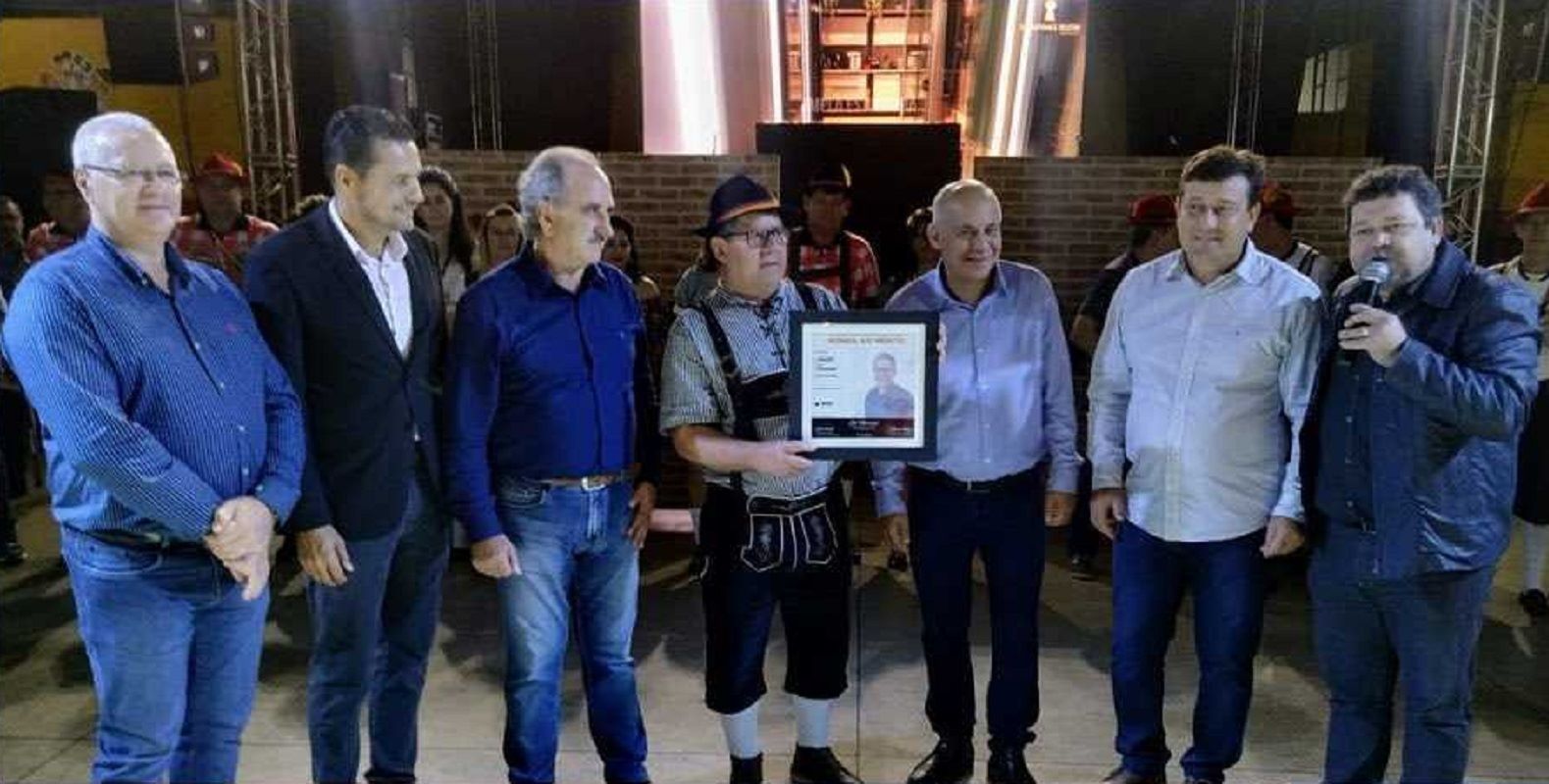 Amop homenageia o prefeito de Missal pela 19ª Deutsches Fest