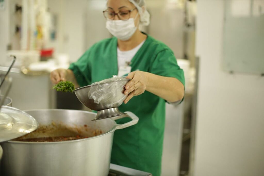 Mais de 500 refeições são servidas por dia na Hoesp com tempero de amor