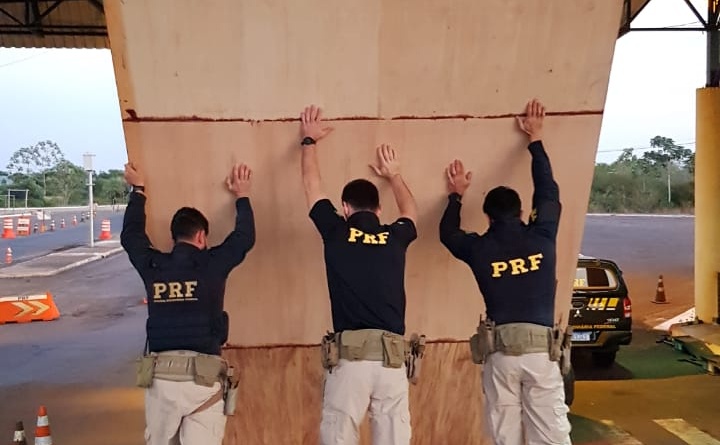 No dia dos pais, PRF apreende caminhão carregado com mais de 600 kg de maconha