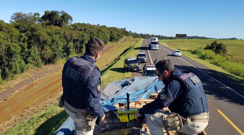 PRF descobre 1,1 tonelada de maconha escondida em carreta
