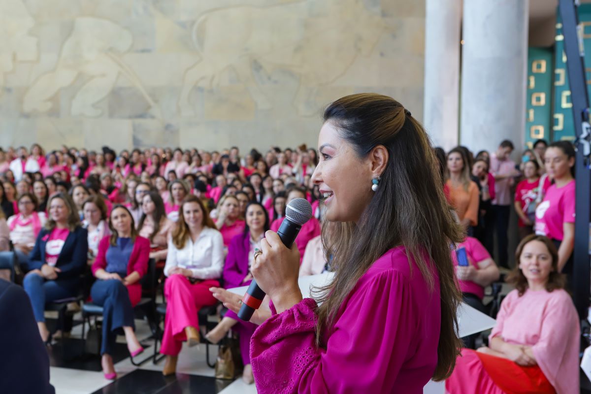 Primeira-dama destaca importância da conscientização contra o câncer de mama