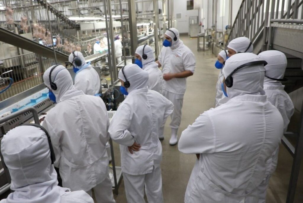 Do aviário à indústria: sucessores conhecem processo industrial da Copacol