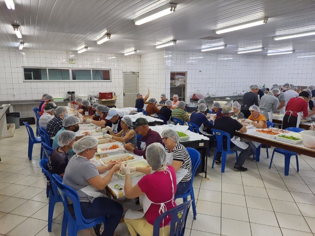 Entidades iniciam em Maripá produção de espetinhos de tilápia para a Festa das Orquídeas e do Peixe