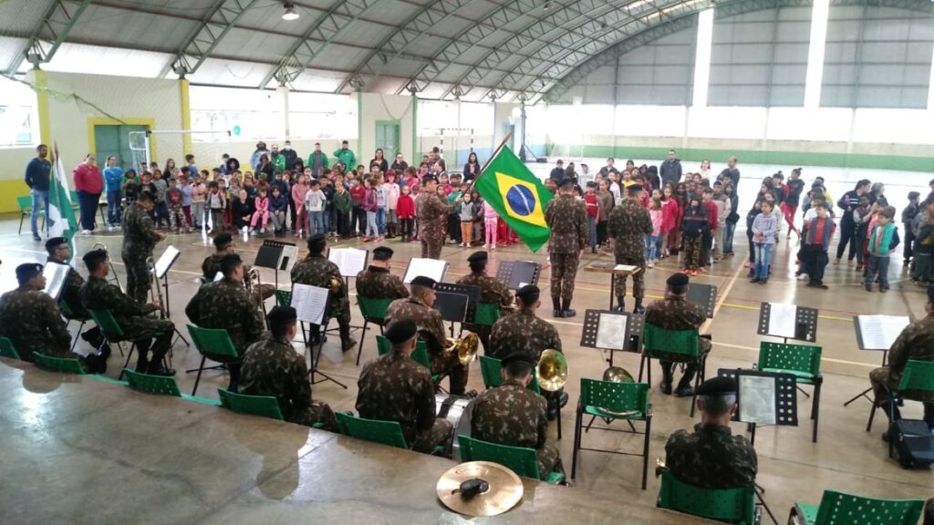 Projeto de música do Exército chega a oito escolas em Foz do Iguaçu e envolve mais de três mil crianças