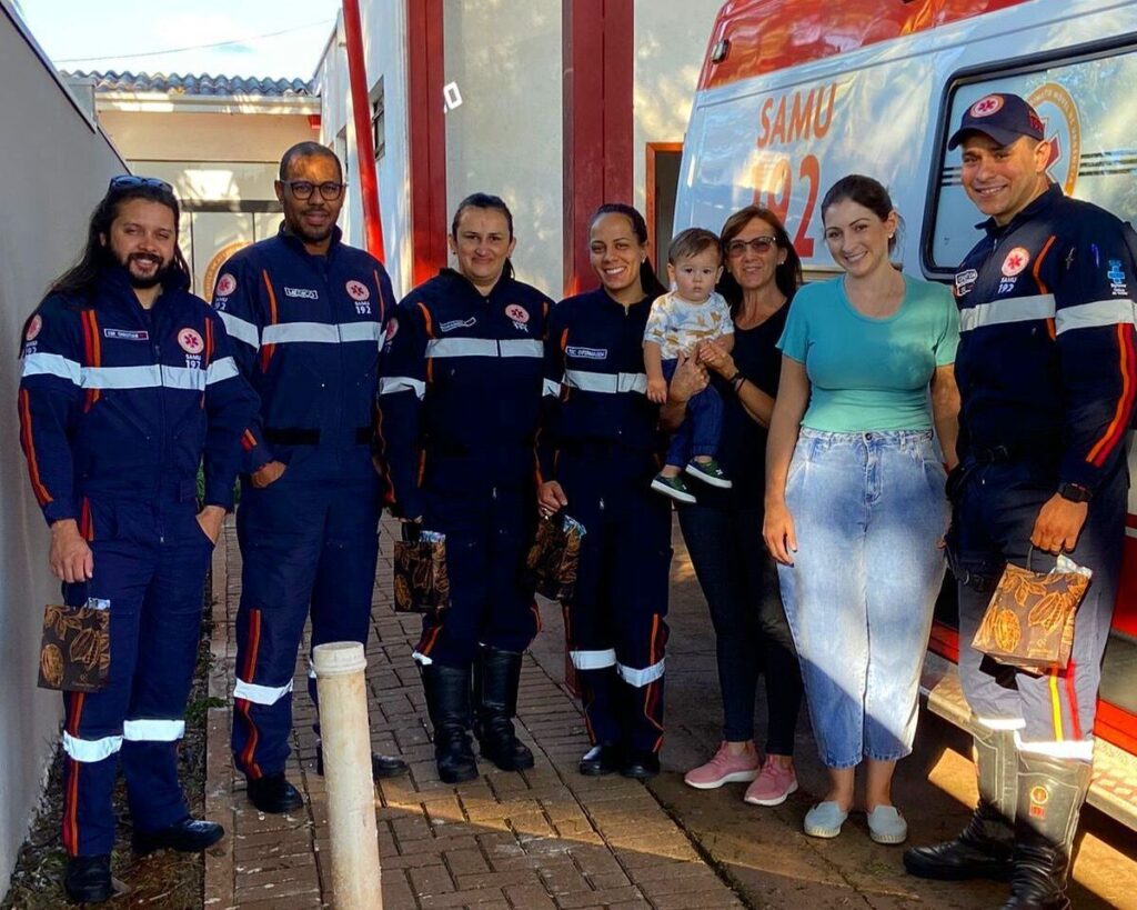 Equipe do SAMU reencontra bebê que foi salvo após cair na piscina, em Palotina