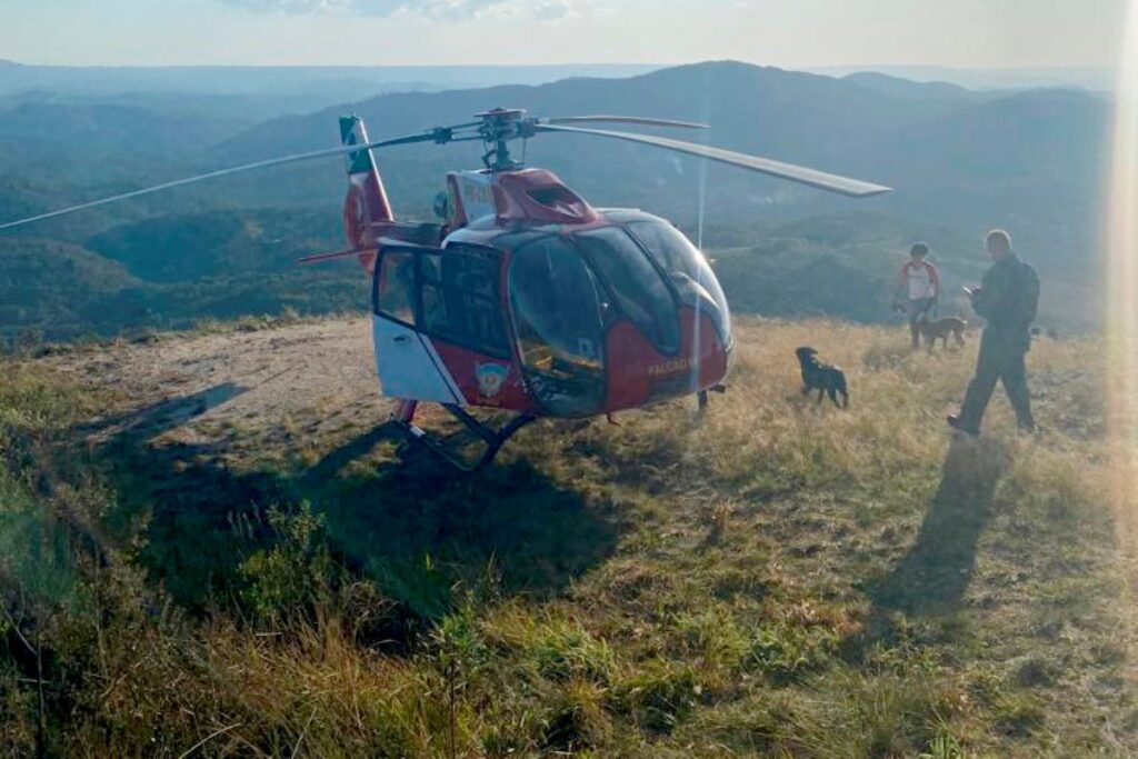 Bombeiros e BPMOA resgatam piloto de paraglider que se acidentou no Paraná