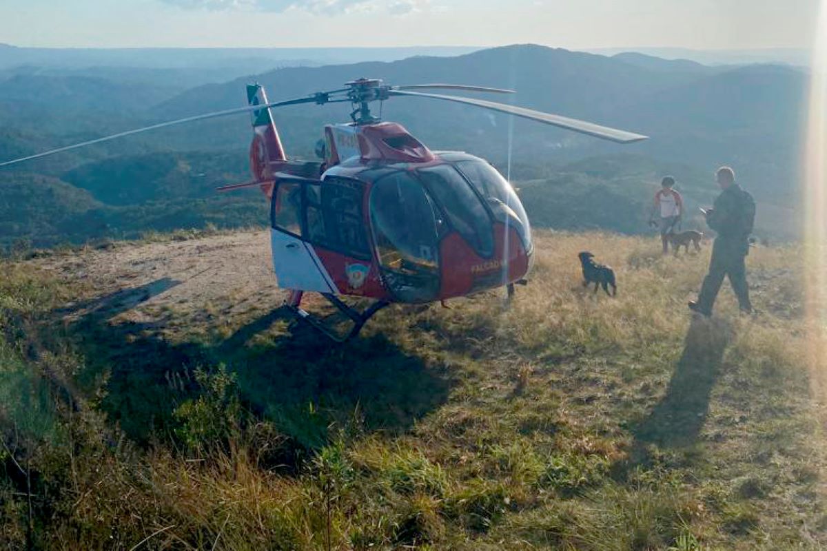 Bombeiros e BPMOA resgatam piloto de paraglider que se acidentou no Paraná