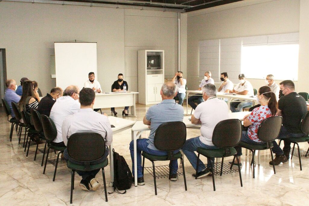 INFORMATIVO COAMO: Coamo promove reunião técnica sobre pecuária