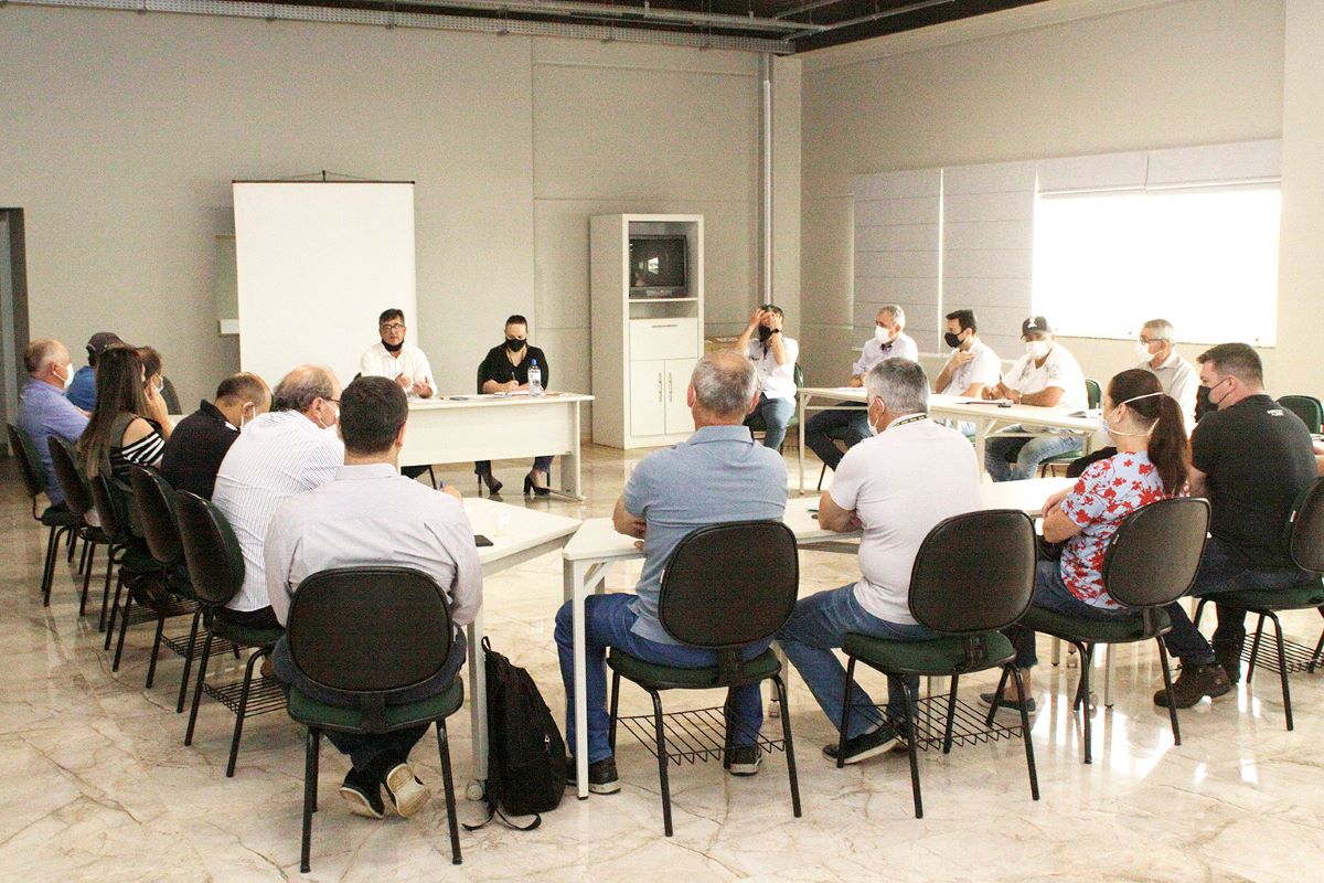 INFORMATIVO COAMO: Coamo promove reunião técnica sobre pecuária