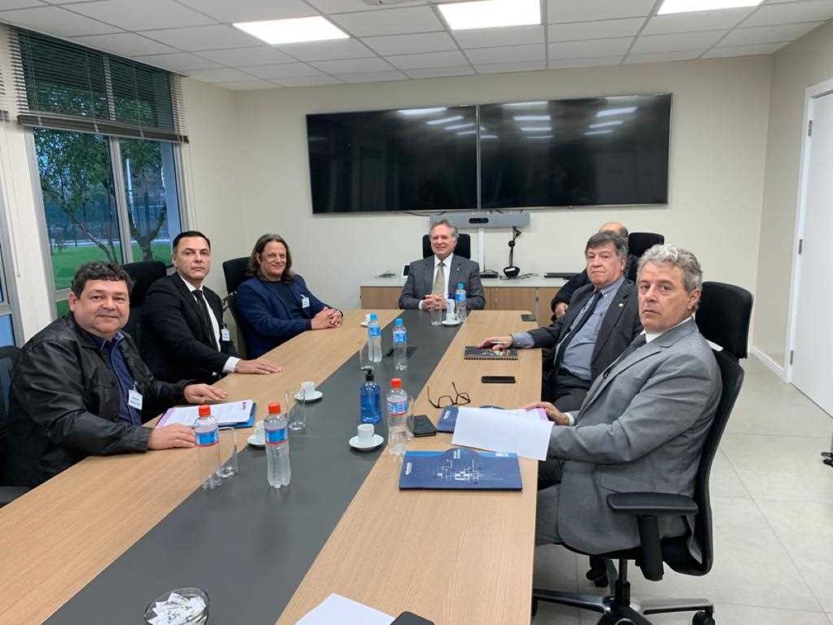 Reunião trata sobre possibilidade de parceria da AMOP com a Itaipu para educação