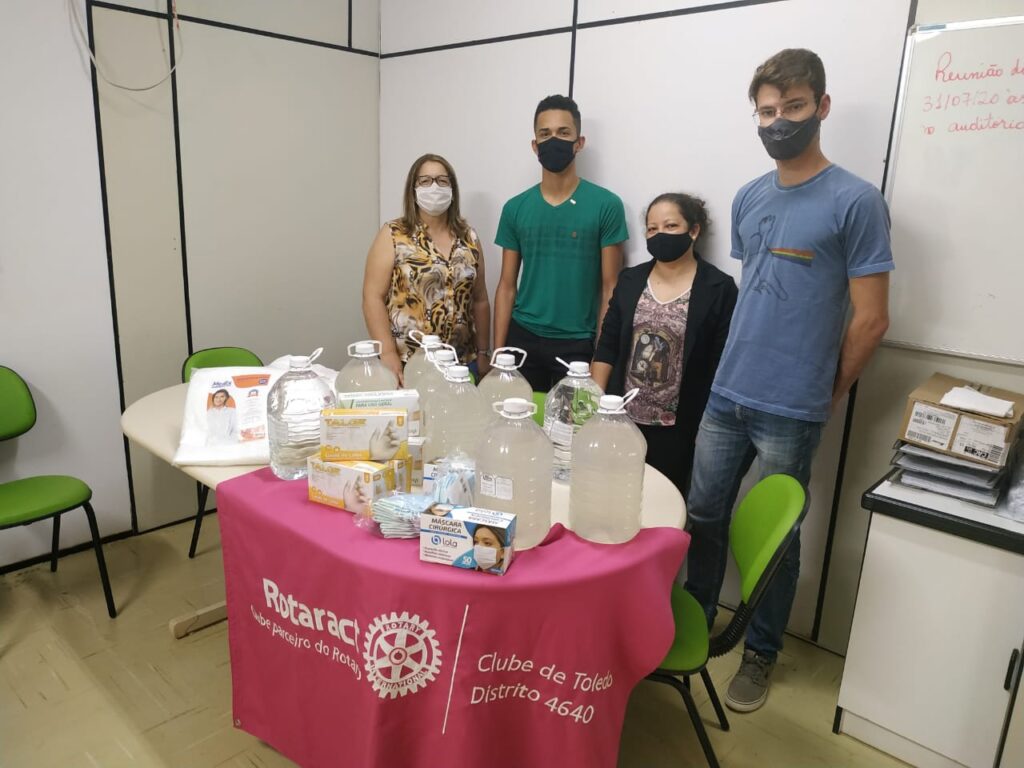 Rotaract Club Toledo doa materiais de prevenção a casas abrigo
