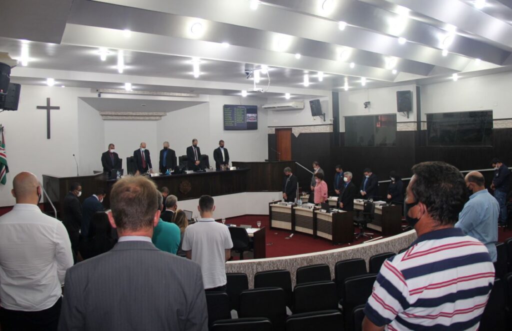 Silêncio na Câmara homenageia falecidos, entre eles paciente de Covid-19