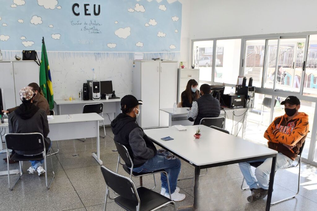 Dezenas de trabalhadores participam do Sine Itinerante no CEU das Artes