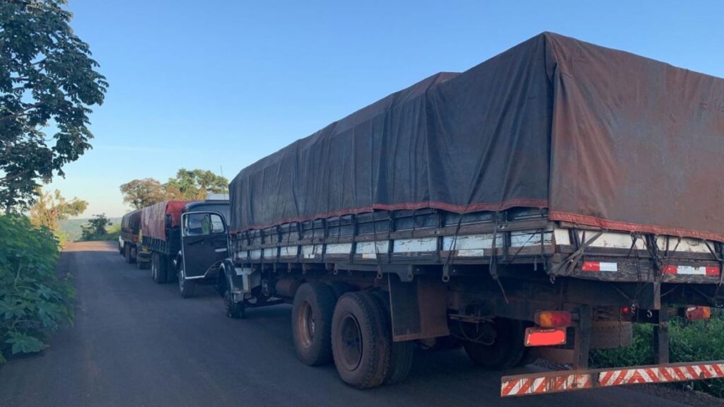 BPFron e PF apreendem três caminhões carregados com cigarros contrabandeados em Nova Santa Rosa