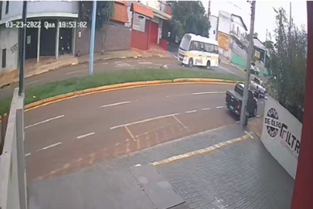 Vídeo mostra momento em que idoso é atropelado por ônibus em Toledo