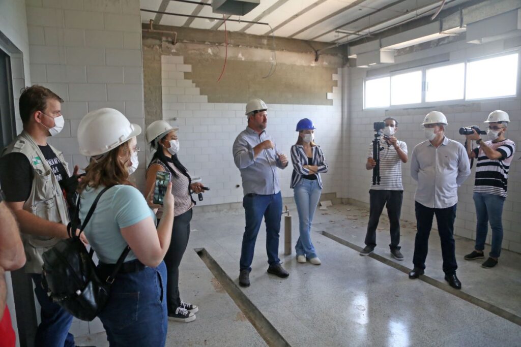 Diretoria visita obras da fábrica de ração da Coamo