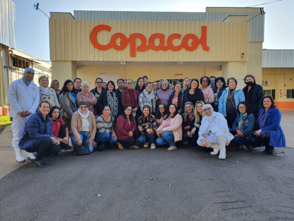 Grupos Femininos da Copacol realizam visita técnica em unidades de Toledo