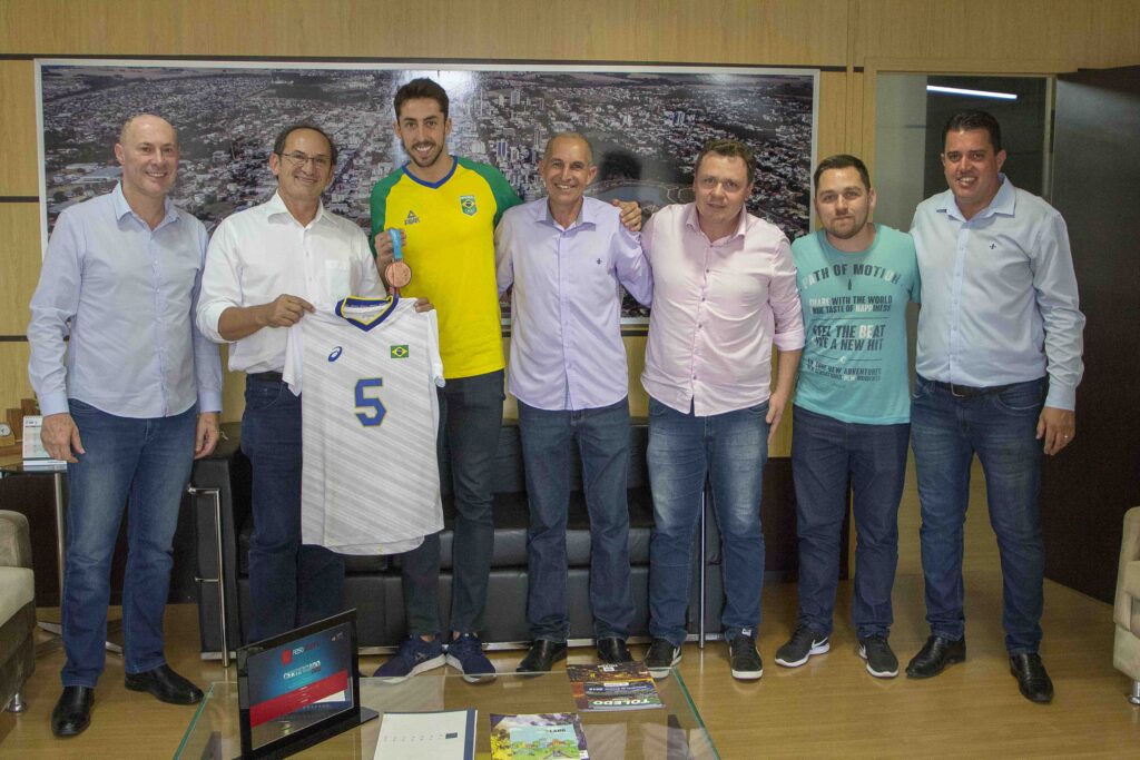 Prefeito recebe em seu gabinete o atleta Lucas Lóh