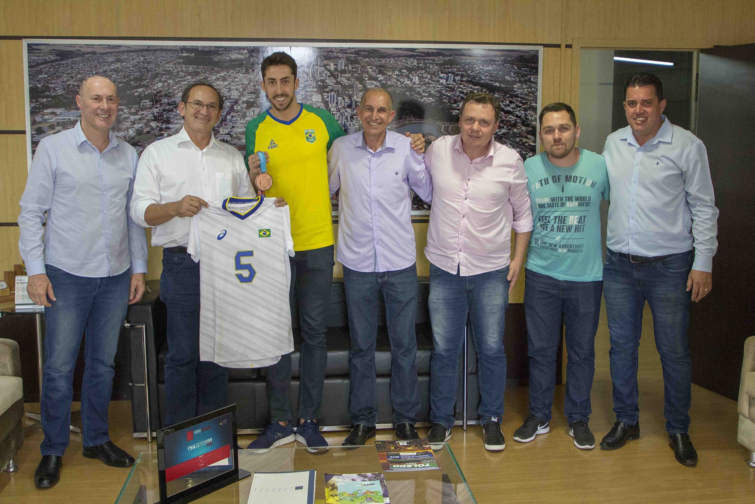 Prefeito recebe em seu gabinete o atleta Lucas Lóh
