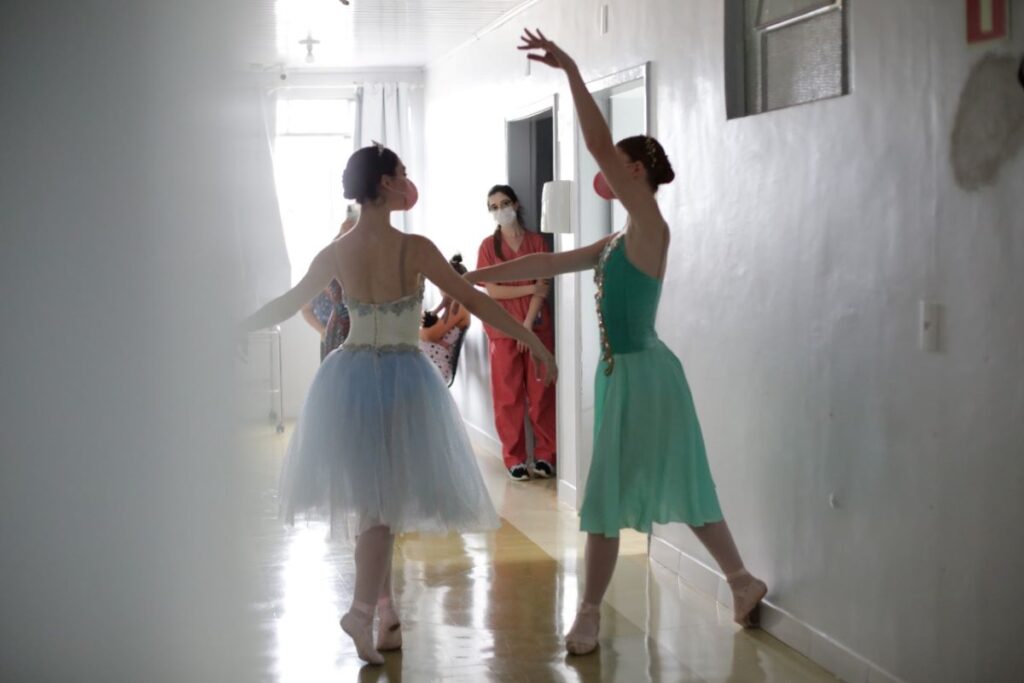 Voluntários levam dança, música e carinho aos pacientes da Hoesp no fim de ano